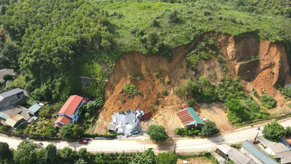 Một vụ sạt lở đất tại đường Hà Huy Tập, phường Đồng Tâm, thành phố Yên Bái vào ngày 9/9. Gia đình đã kịp thời di dời trước đó. (Ảnh: Tuấn Anh/TTXVN)