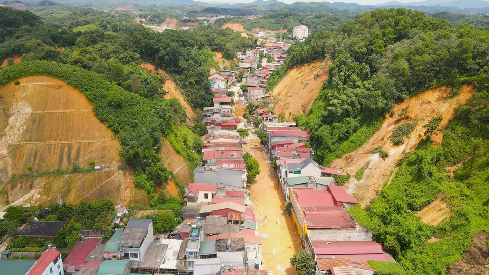 Vụ sạt lở tại tuyến đường Điện Biên, phường Yên Ninh khiến giao thông bị chia cắt, hàng trăm ngôi nhà phải di dời khẩn cấp. (Ảnh: Tuấn Anh/TTXVN)