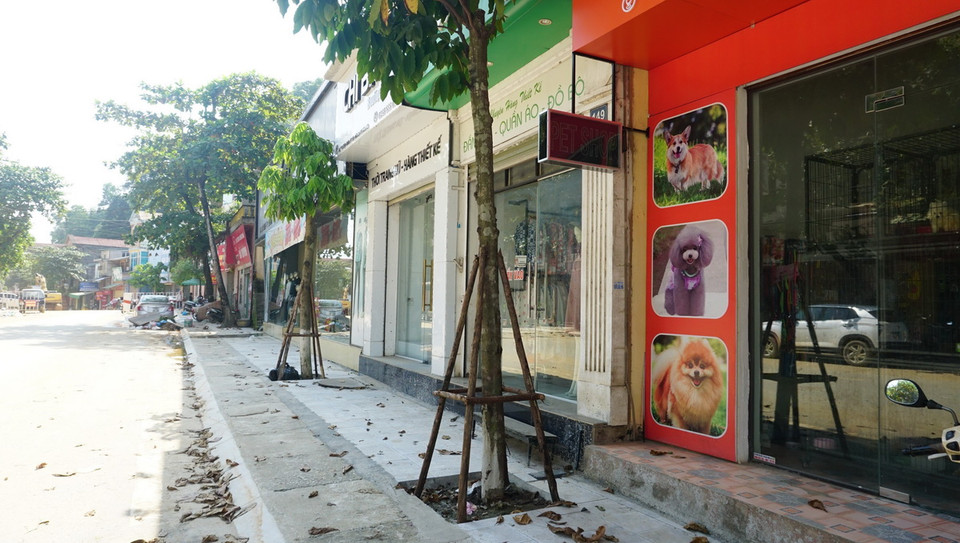 Những ngôi nhà gần khu vực sạt lở tại đường Điện Biên, thành phố Yên Bái phải di dời khẩn cấp do nguy cơ sạt lở đất. (Ảnh: Tuấn Anh/TTXVN)