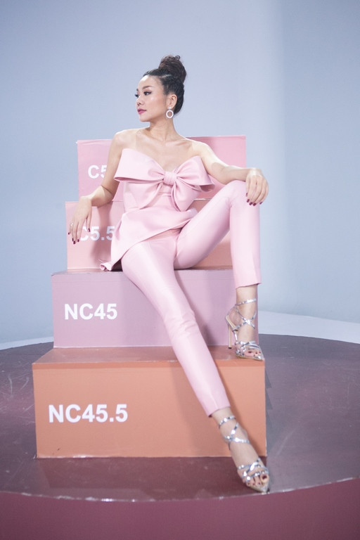 Phong cách thời trang của nữ siêu mẫu tại The Face năm nay toát lên vẻ sang trọng thường thấy với những thiết kế đắt giá của các thương hiệu lớn như Dolce&amp;Gabbana, Dior, Versace… (Ảnh: BTC)