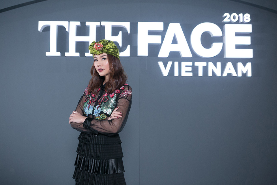 Nữ siêu mẫu chịu khó thử nghiệm những phong cách cá tính, ấn tượng như hóa thân thành quý cô Trung Đông trong thiết kế của Trần Phúc Long. (Ảnh: BTC)