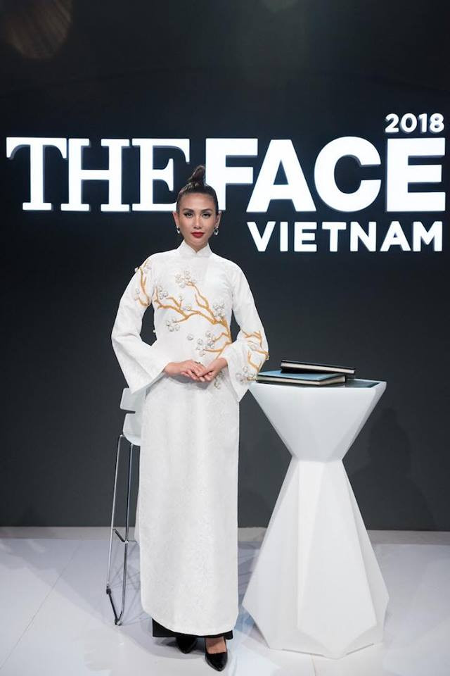 Cô liên tục xuất hiện trong những trang phục cầu kỳ, nổi bật của các nhà thiết kế tên tuổi như Công Trí, Lê Thanh Hòa, Nguyễn Tiến Truyển, Phương My, Ivan Trần… (Ảnh: BTC)