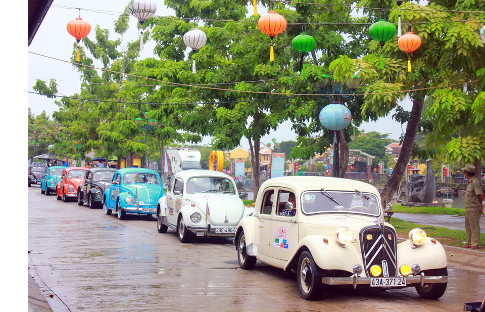 Chiều 7/9, tại thành phố Hội An, tỉnh Quảng Nam diễn ra chương trình 'Nhạc cụ dân tộc và xe cổ-Hành trình di sản' nhằm chào mừng kỷ niệm 20 năm ngày đô thị cổ Hội An và khu đền tháp Mỹ Sơn được UNESCO công nhận là di sản thế giới và 10 năm Cù Lao Chàm-Hội An được công nhận khu dự trữ sinh quyển thế giới. (Ảnh: Trần Tĩnh/TTXVN)