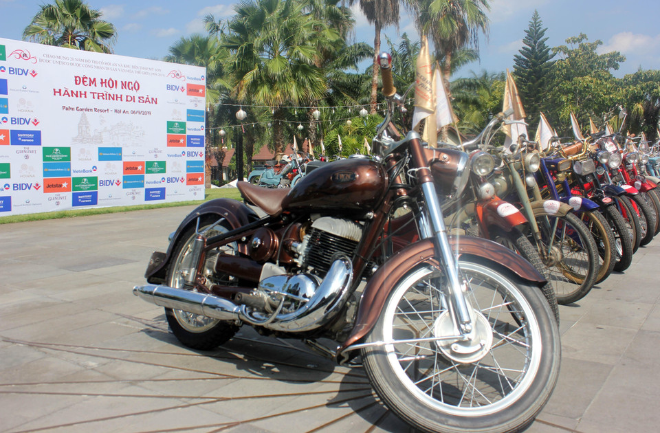 Trình diễn xe cổ tại phố cổ Hội An. (Ảnh: Trần Tĩnh/TTXVN)