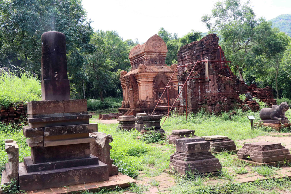 Những hiện vật tại Khu đền tháp Mỹ Sơn. (Ảnh: Đỗ Trưởng/TTXVN)