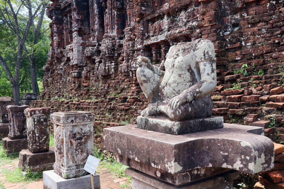 Những hiện vật tại Khu đền tháp Mỹ Sơn. (Ảnh: Đỗ Trưởng/TTXVN)