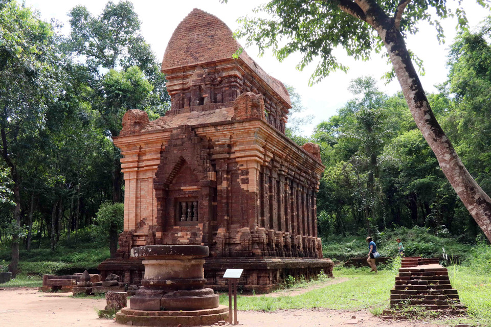 Một ngôi tháp Chăm được trùng tu hoàn chỉnh ở Khu đền tháp Mỹ Sơn. (Ảnh: Đỗ Trưởng/TTXVN)
