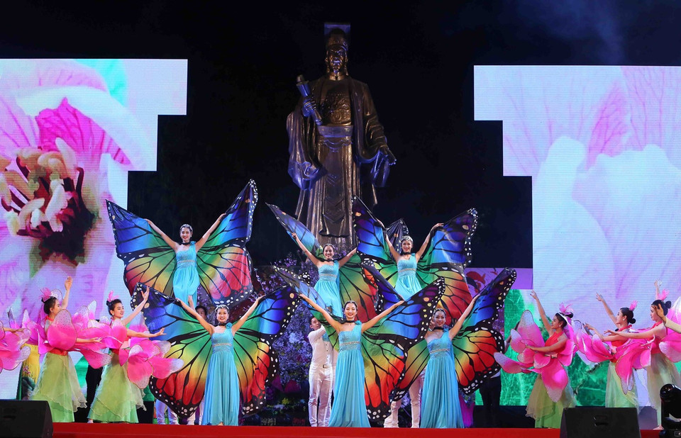 ...như trưng bày cây hoa anh đào và một số loại hoa Việt Nam; trao tặng và trồng cây hoa anh đào tại công viên Hòa Bình; không gian giới thiệu văn hóa Nhật Bản. (Ảnh: Thành Đạt/TTXVN)