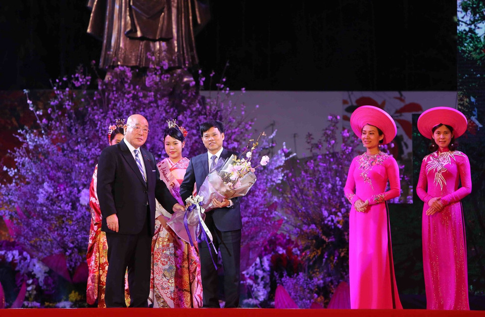 Ông Ijima Isao, Cố vấn đặc biệt của Thủ tướng Abe tặng hoa cho ông Ngô Văn Quý, Phó Chủ tịch Ủy ban Nhân dân thành phố Hà Nội tại buổi lễ. (Ảnh: Thành Đạt/TTXVN)