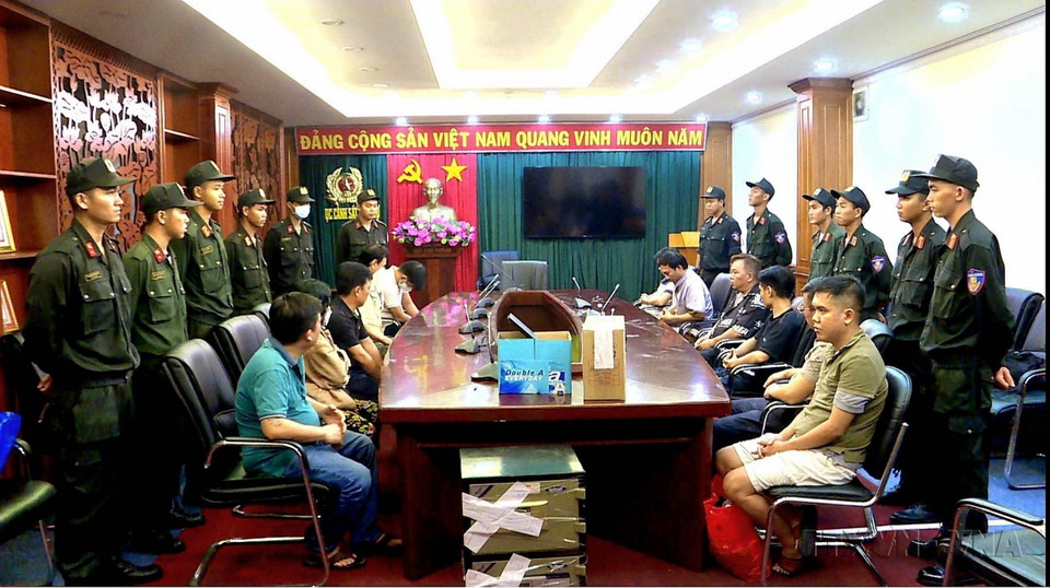 Lực lượng Cảnh sát Cơ động phối hợp cùng các đơn vị triệt phá đường dây cá độ quy mô hàng ngàn tỷ đồng, bắt giữ 14 đối tượng, thu giữ nhiều tang vật, tài liệu liên quan sau khi đột kích 15 địa điểm tại Thành phố Hồ Chí Minh và Đồng Nai (2022). (Ảnh: TTXVN phát)