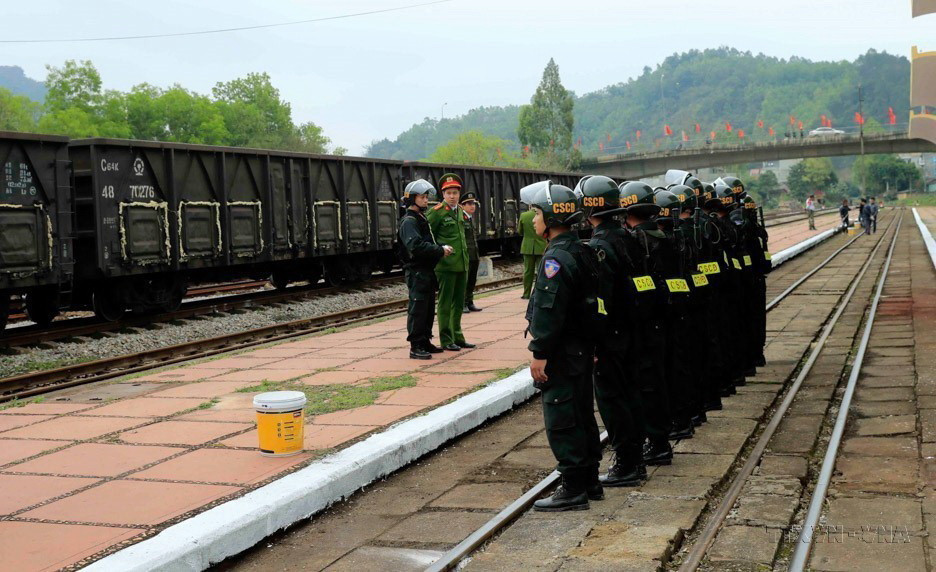 Lực lượng cảnh sát cơ động triển khai nhiệm vụ bảo vệ tại sân ga Đồng Đăng (Lạng Sơn), địa điểm đầu tiên Chủ tịch Triều Tiên Kim Jong-un và đoàn Triều Tiên tới Việt Nam tham dự Hội nghị Thượng đỉnh Mỹ-Triều Tiên lần thứ hai và thăm cấp Nhà nước Việt Nam (25-28/2/2019). (Ảnh: Nhan Sáng/TTXVN)