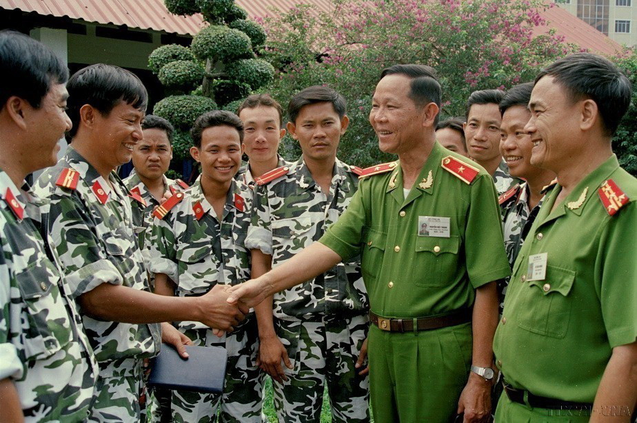 Thiếu tướng Nguyễn Việt Thành (Tư Bốn), Phó Tổng Cục trưởng Tổng cục Cảnh sát chúc mừng các chiến sỹ Cảnh sát Cơ động có thành tích xuất sắc trong vụ án triệt phá băng nhóm xã hội đen Năm Cam và đồng bọn, đầu những năm 2000. (Ảnh: Minh Quang/TTXVN)