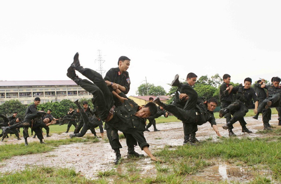 Lực lượng Cảnh sát Cơ động không ngừng đổi mới nội dung, chương trình, phương pháp, nâng cao hiệu quả công tác huấn luyện, sẵn sàng hoàn thành nhiệm vụ giải quyết các tình huống gây rối an ninh, trật tự, bạo loạn vũ trang, khủng bố, bắt cóc con tin, đấu tranh trấn áp tội phạm có vũ khí, xứng đáng là 'lá chắn thép' bảo vệ Đảng, Nhà nước và nhân dân. (Ảnh: Quang Hải/TTXVN)