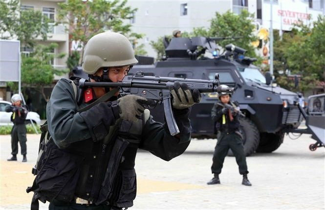 Lực lượng Cảnh sát Cơ động tại buổi diễn tập phương án bảo vệ Tuần lễ Cấp cao APEC 2017 tổ chức tại Đà Nẵng. (Ảnh: Trần Lê Lâm/TTXVN)