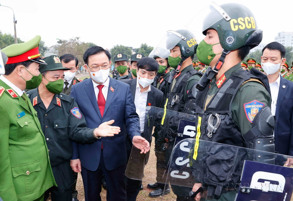 Chủ tịch Quốc hội Vương Đình Huệ thăm, kiểm tra công tác ứng trực sẵn sàng chiến đấu và chúc Tết cán bộ, chiến sỹ Bộ Tư lệnh Cảnh sát cơ động (Bộ Công an) nhân dịp Xuân Nhâm Dần 2022. (Ảnh: Doãn Tấn/TTXVN)