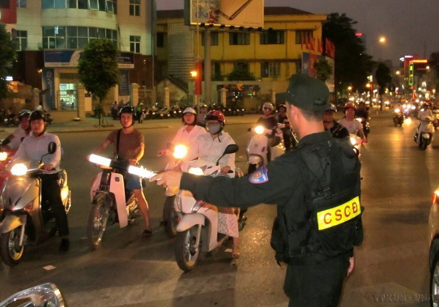 Lực lượng Cảnh sát Cơ động tham gia điều tiết giao thông tại các điểm nóng giúp giảm ùn tắc trong giờ cao điểm ở Hà Nội (2015). (Ảnh: Doãn Tấn/TTXVN)