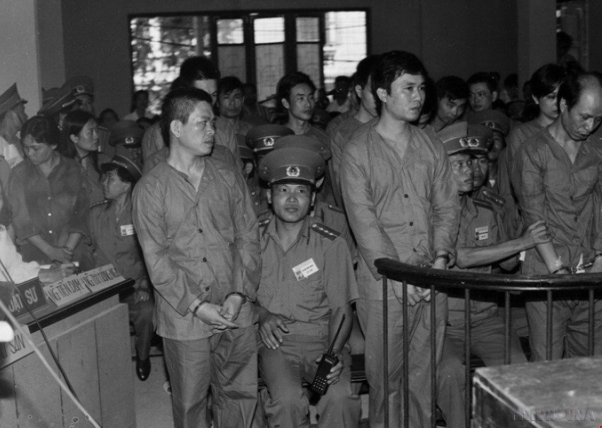 Lực lượng Cảnh sát Cơ động trực tiếp tham gia, phối hợp với các lực lượng chức năng triệt phá các chuyên án hình sự, ma túy đặc biệt nguy hiểm. Trong ảnh: Phiên tòa xét xử các bị cáo trong vụ án đường dây ma túy xuyên quốc gia do Vũ Xuân Trường cầm đầu (1997). (Ảnh: Trần Ấm/TTXVN)
