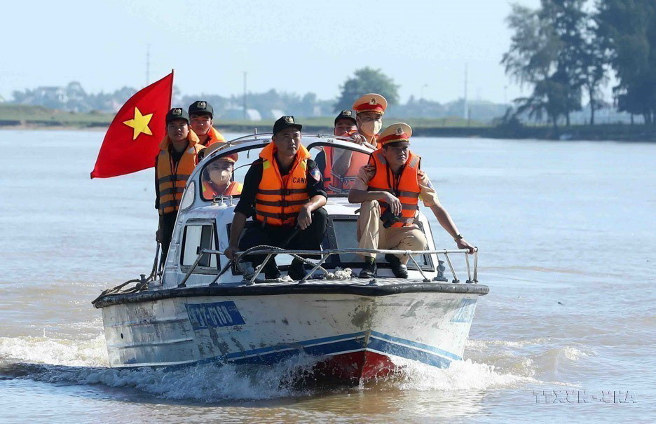 Lực lượng Cảnh sát Cơ động phối hợp với lực lượng Cảnh sát Giao thông đường thủy, Công an tỉnh Nghệ An tuần tra, kiểm soát trên sông Lam (Bến Thủy, thành phố Vinh). (Ảnh: Phạm Kiên/TTXVN)