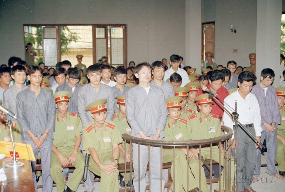 Lực lượng Cảnh sát Cơ động trực tiếp tham gia, phối hợp với các lực lượng chức truy quét các băng nhóm, nhóm tội phạm có tổ chức. Trong ảnh: Xét xử bị cáo Dương Văn Khánh (tức Khánh Trắng) và 23 bị cáo khác về các tội cưỡng đoạt tài sản, thu tiền 'bảo kê' tại chợ Long Biên (Hà Nội), ngày 5/9/1997. (Ảnh: Minh Điền/TTXVN)