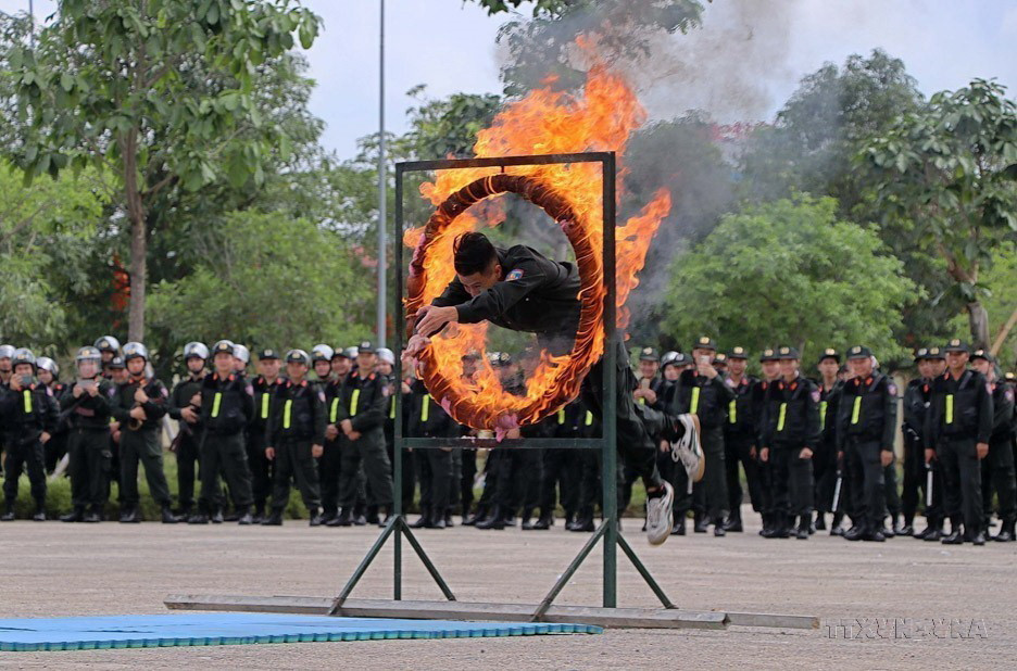 Biểu diễn võ thuật tại Lễ công bố và ra mắt Tiểu đoàn Cảnh sát cơ động dự bị chiến đấu Công an tỉnh Hòa Bình (2022). (Ảnh: Thanh Hải/TTXVN)