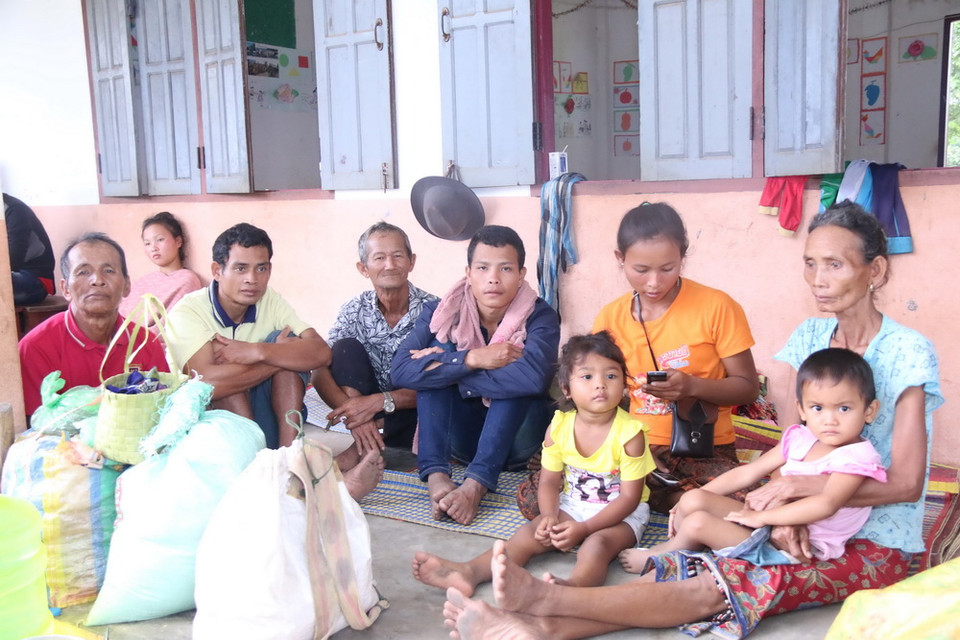 Người dân được sơ tán về một điểm trường ở trung tâm huyện Sanamsay. (Ảnh: Phạm Kiên/Vietnam+)