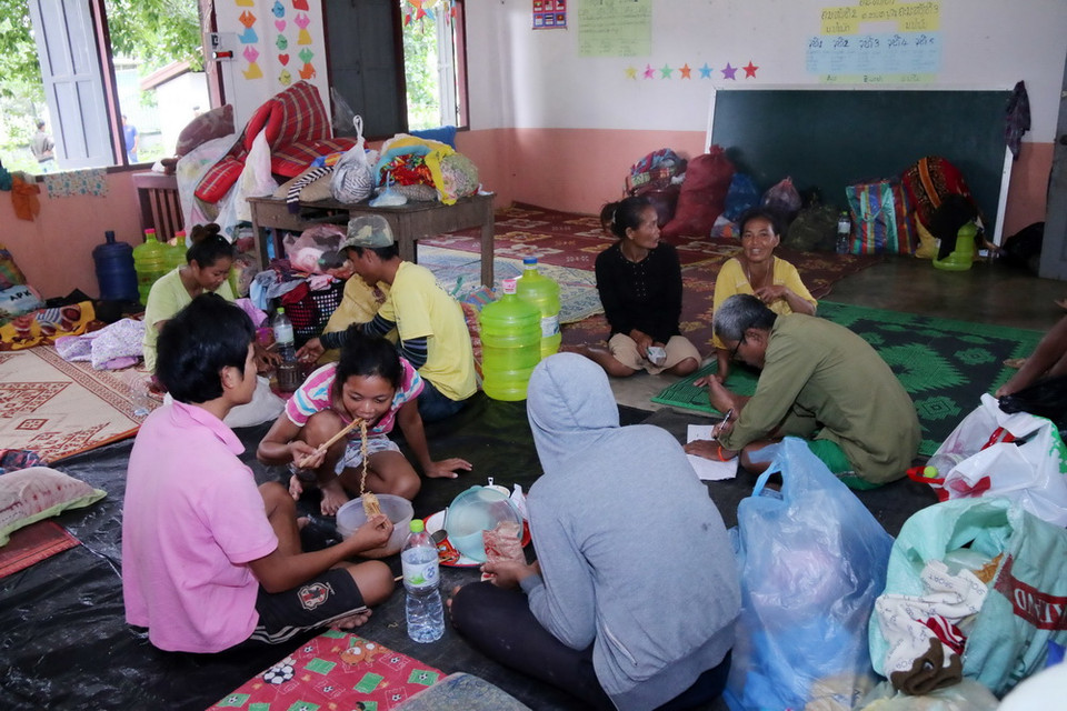  Người dân được sơ tán về một điểm trường ở trung tâm huyện Sanamsay. (Ảnh: Phạm Kiên/Vietnam+)