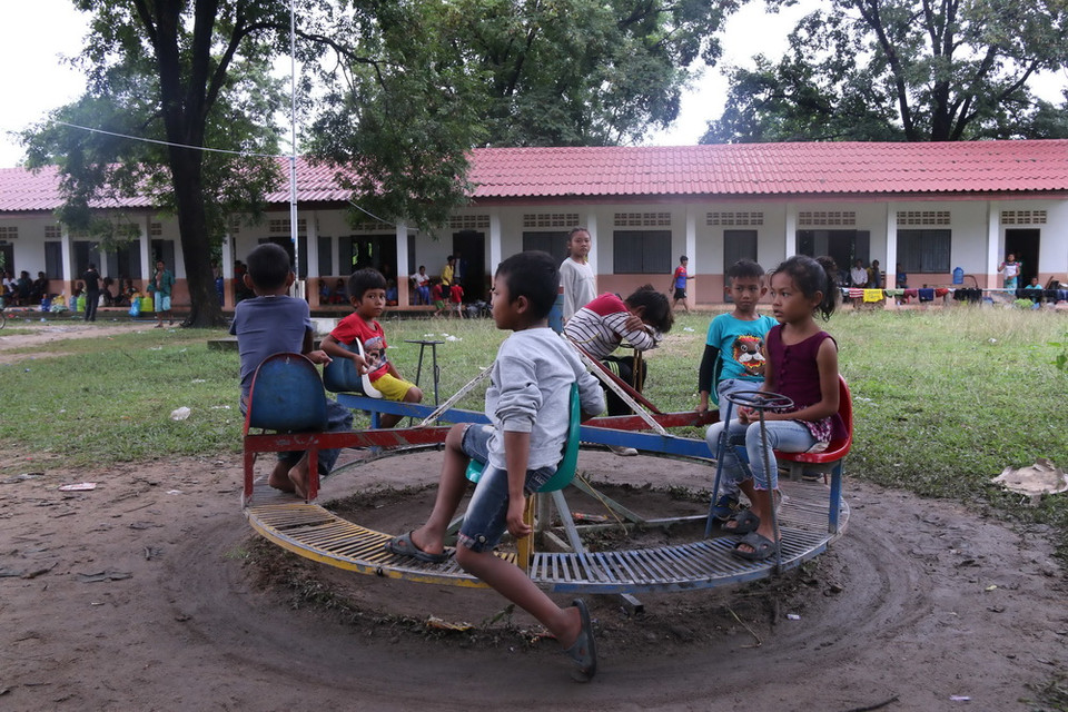 Trẻ em của các gia đình được sơ tán đang vô tư chơi tại một điểm trường ở trung tâm huyện Sanamsay. (Ảnh: Phạm Kiên/Vietnam+)