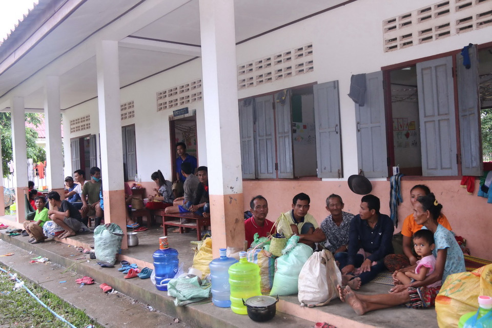 Người dân được sơ tán về một điểm trường ở trung tâm huyện Sanamsay. (Ảnh: Phạm Kiên/Vietnam+)