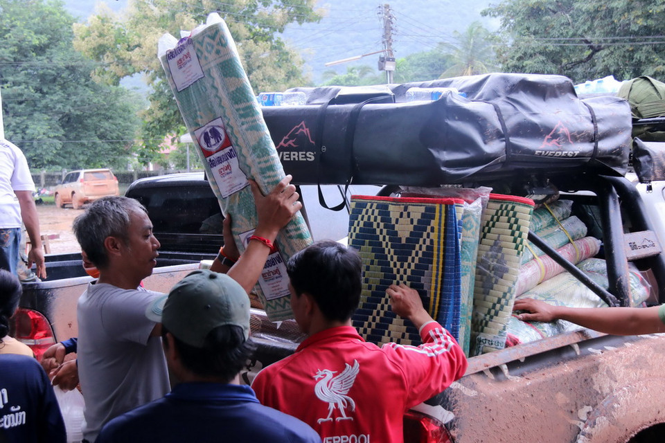 Hàng hóa đang được bốc lên ôtô để chuyển cho các vùng bị ảnh hưởng do sự cố. (Ảnh: Phạm Kiên/Vietnam+)