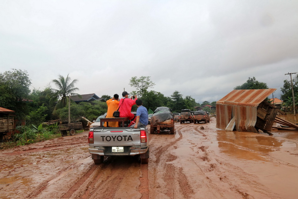 Đường ngập bùn. (Ảnh: Phạm Kiên/Vietnam+)