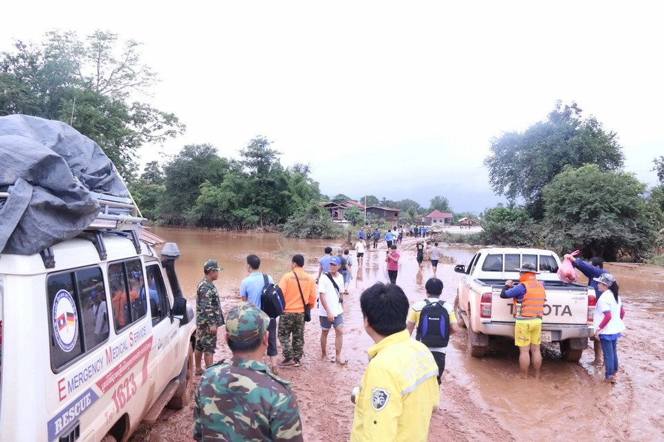  Nhiều nơi vẫn ngập sau, phương tiện cơ giới không thể vào trừ đi bộ hoặc đi thuyền. (Ảnh: Phạm Kiên/Vietnam+)