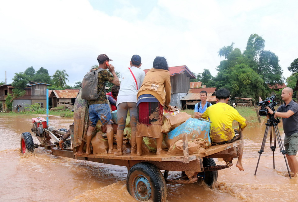 Nước rút, lác đác một số gia đình về dọn dẹp nhà cửa. (Ảnh: Phạm Kiên/Vietnam+)