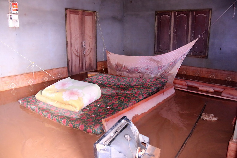 Đồ đạc trong nhà bị ngâm nước lâu ngày nên bị hỏng nát. (Ảnh: Phạm Kiên/Vietnam+)