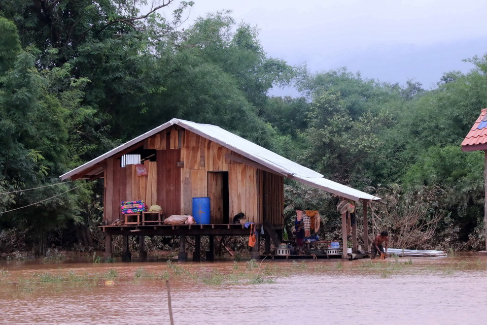Nước rút, lác đác một số gia đình về dọn dẹp nhà cửa. (Ảnh: Phạm Kiên/Vietnam+)