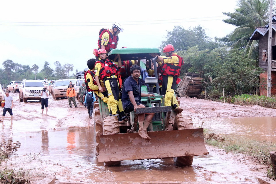 Một trong những phương tiện vận chuyển an toàn được nhiều người lựa chọn sau sự cố. (Ảnh: Phạm Kiên/Vietnam+)