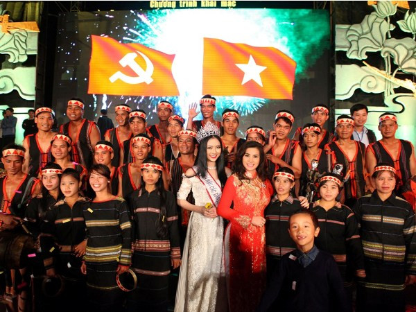 Hoa hậu các Dân tộc Việt Nam Ngọc Anh (trái) và Hoa hậu Quý bà Thế giới Kim Hồng với các nghệ nhân. (Ảnh: Ánh Tuyết)