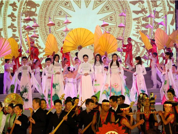 Dàn Hoa hậu các Dân tộc với Áo dài truyền thống. (Ảnh: Ánh Tuyết)