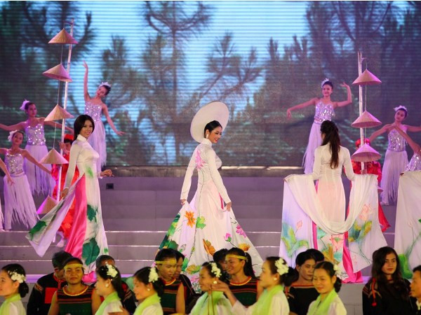 Độc đáo với họa tiết hoa sen. (Ảnh: Ánh Tuyết)