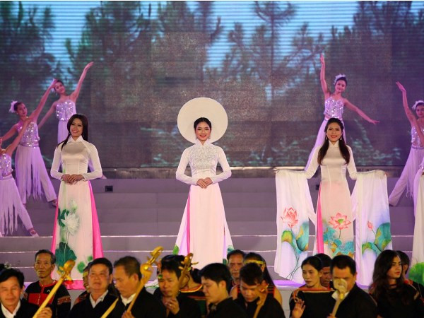 Á hậu II Nguyễn Thị Loan, Hoa hậu Ngọc Anh, Á hậu I Lò Thị Minh trình diễn trang phục Áo dài (Ảnh: Ánh Tuyết)