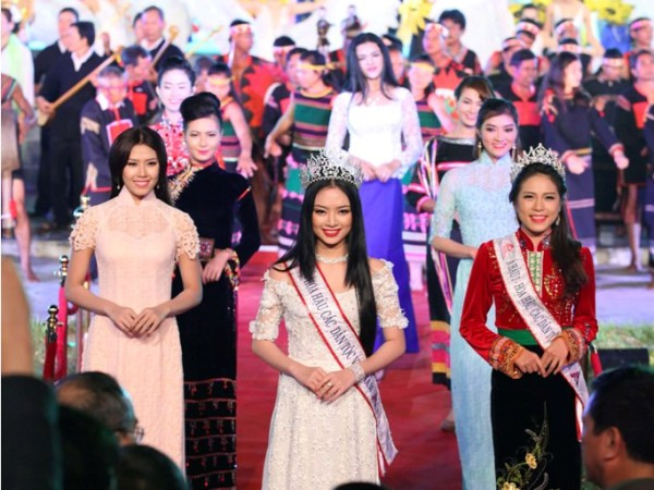 Áo dài và trang phục dân tộc cùng sánh bước. (Ảnh: Ánh Tuyết)