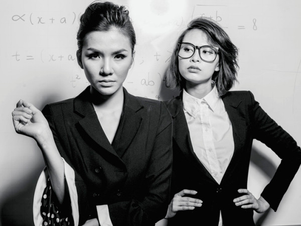 Hà Thu và Kim Thoa trong những hình ảnh cuối với "ngôi nhà chung." (Nguồn ảnh: Vietnam's Next Top Model)