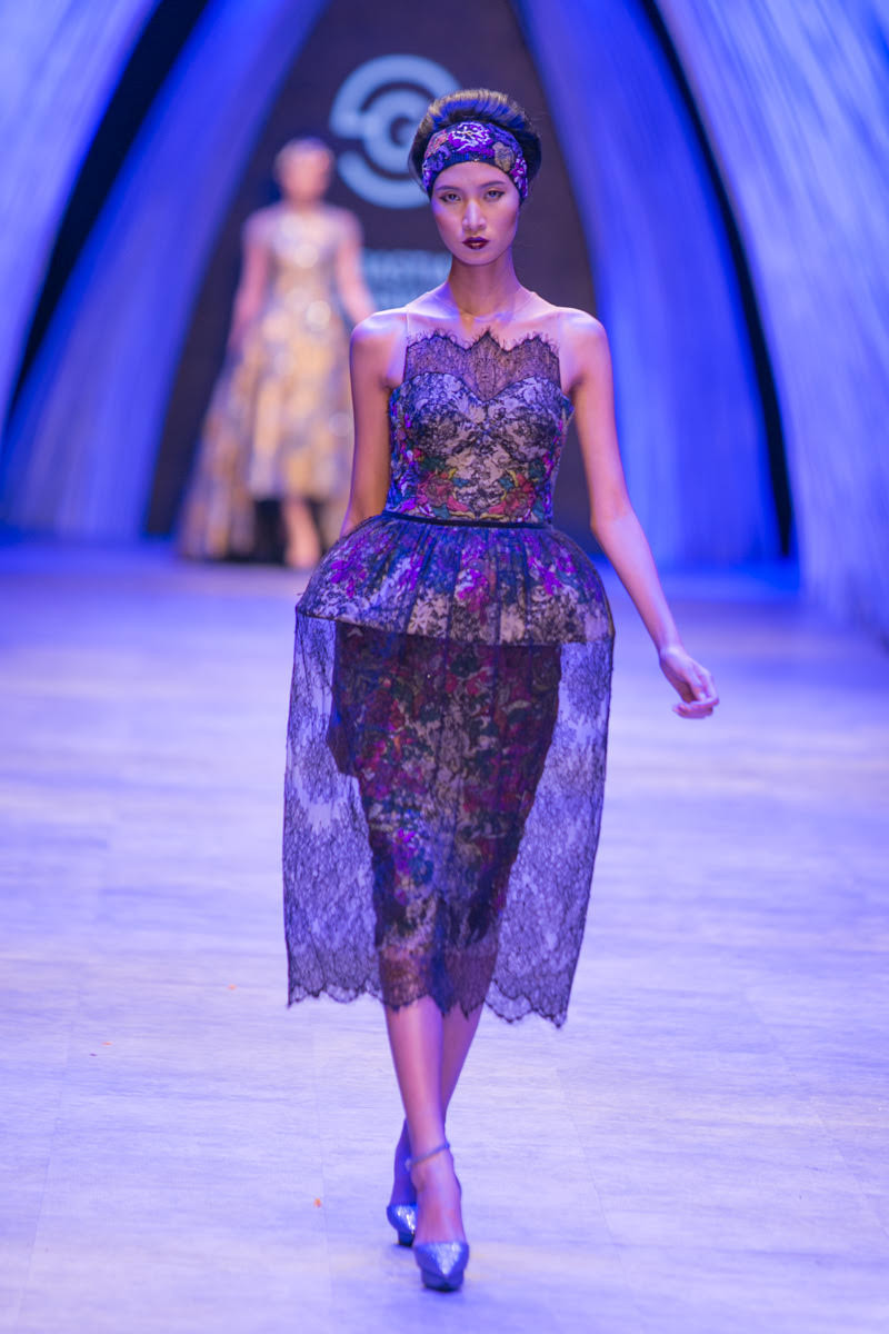 Những kiểu đầm cocktail nhẹ nhàng, peplum với chi tiết lệch vai, đổ bèo lệch, tôn vóc dáng góp phần tạo cảm giác mới lạ, dù phần lớn thiết kế trong bộ sưu tập chỉ sử dụng một họa tiết hoa. (Ảnh: BTC)