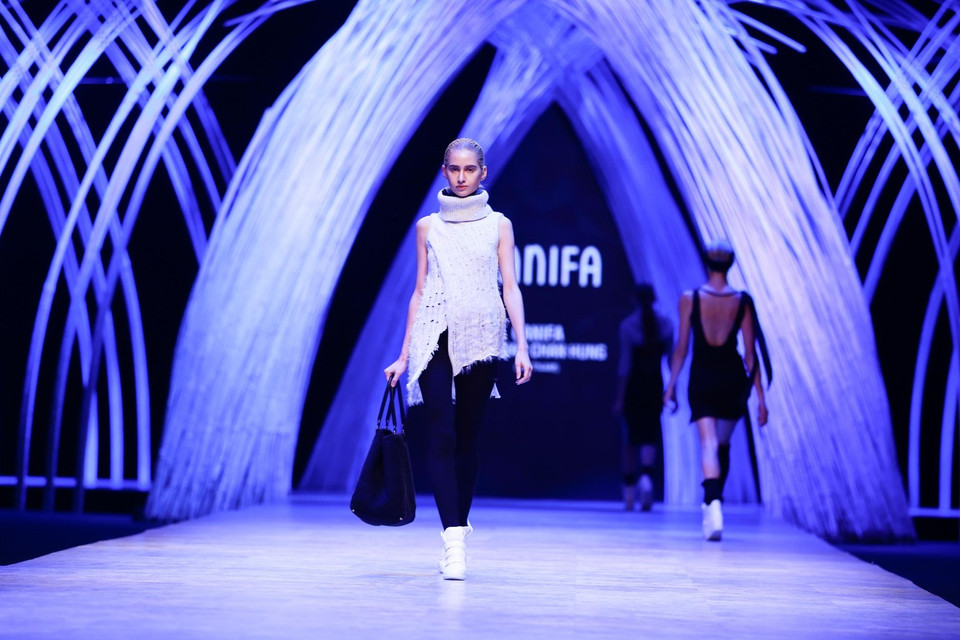 Với cảm hứng về hành trình của những đóa hồng, bộ sưu tập lần này của Châu Chấn Hưng khai thác hoàn toàn trên nền chất liệu len sợi, tạo sự ấm áp cho trang phục mùa cuối năm.(Ảnh: BTC)