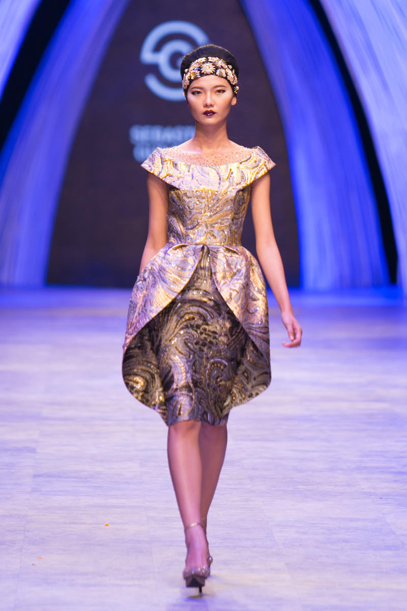 Với các chất liệu chủ đạo như gấm, taffeta, ren hoa, vải tơ phối lưới cùng bốn tông màu: sắc hồng của hoa vân anh (hoa lồng đèn), xanh lá, tím và vàng... (Ảnh: BTC)