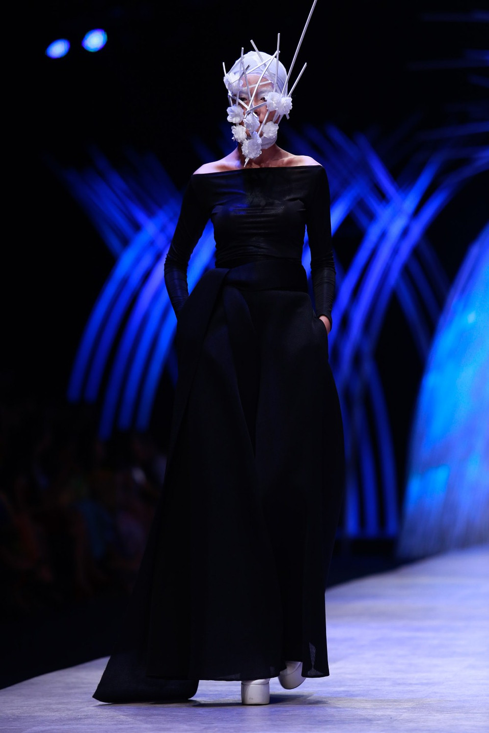 Trên nền ba tông màu đỏ, đen, trắng chủ đạo, show diễn của Hoàng Minh Hà diễn ra với tiết tấu chậm. (Ảnh: BTC)