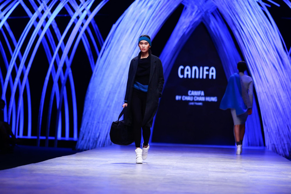 Để mang đến một bộ sưu tập đậm tinh thần thế thao, các người mẫu đều trình diễn trên các mẫu giày đế xuồng thể thao (Sneaker Wedges) trắng. (Ảnh: BTC)