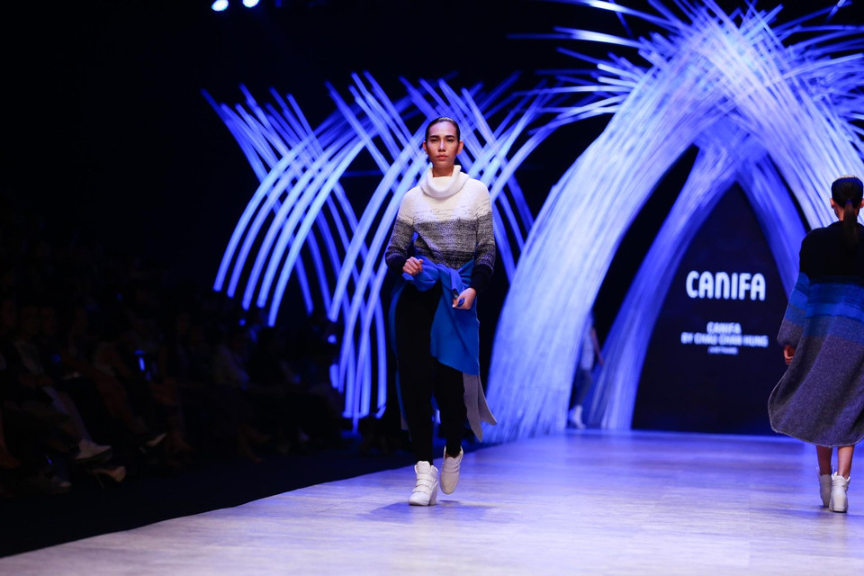 Hình ảnh các người mẫu vừa trình diễn vừa 'thay đồ'... (Ảnh: BTC)