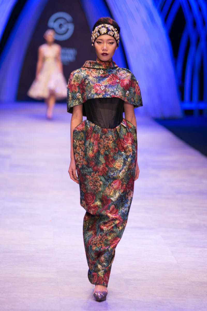 Mang phong cách đặc trưng của Jensens, hầu hết các mẫu thiết kế lấy màu tối mạnh mẽ làm nền xuyên suốt bộ sưu tâp. (Ảnh: BTC)