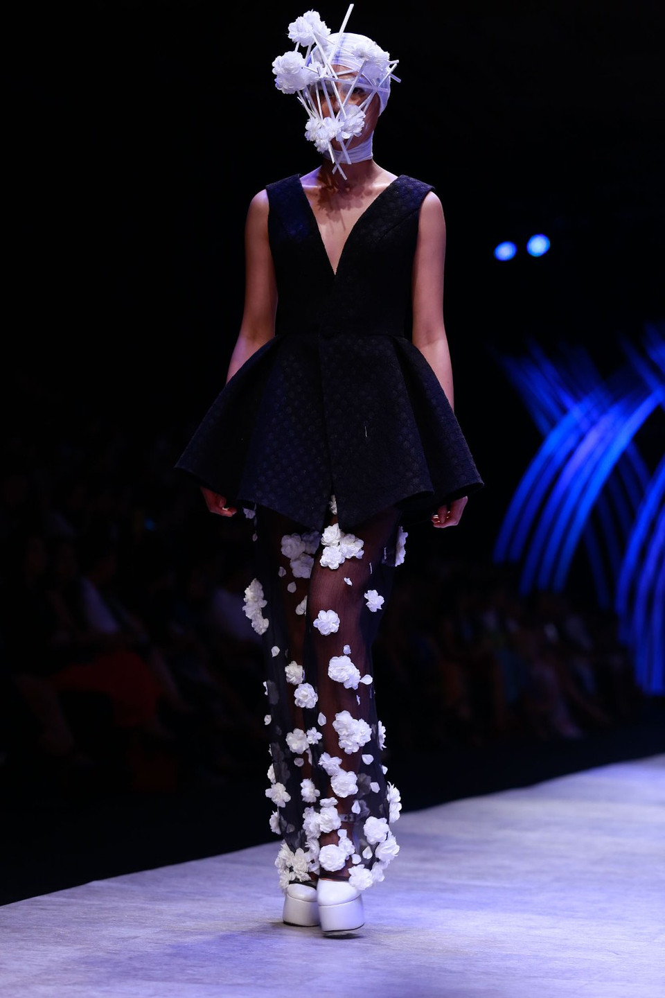 Organza, lụa tơ hay trang phục sequins ứng dụng kỹ thuật xếp nếp li ti (minimal pleat) mang đến hiệu ứng thị giác cho các trang phục. (Ảnh: BTC)