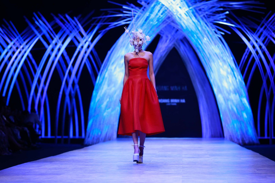Tối qua (15/10), nhà thiết kế Hoàng Minh Hà đã mang đến màn trình diễn mãn nhãn, thuyết phục tới giới mộ điệu. (Ảnh: BTC)